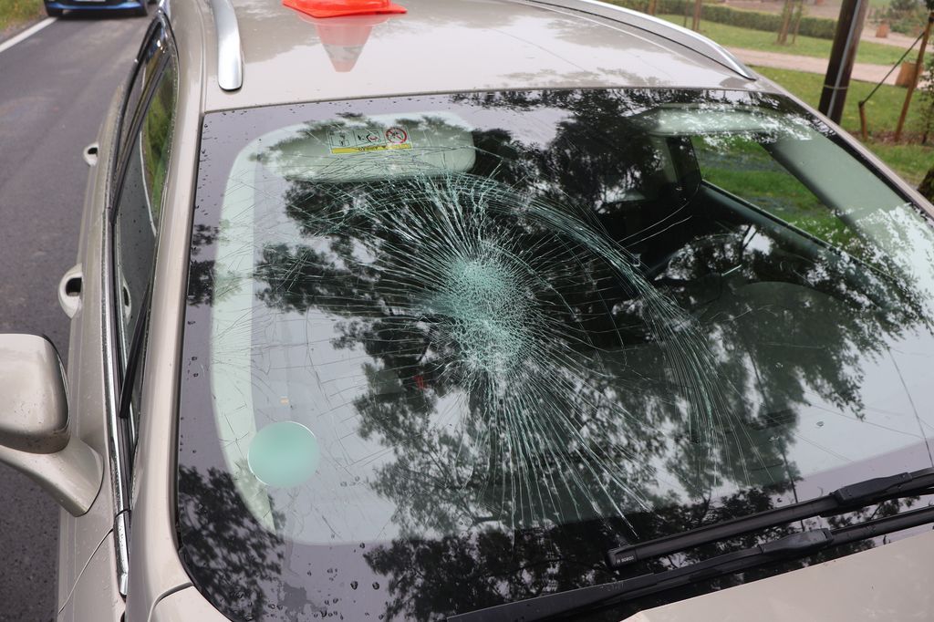 Auto sestřelilo na Jesenicku chodce, se zlomenými žebry skončil v nemocnici