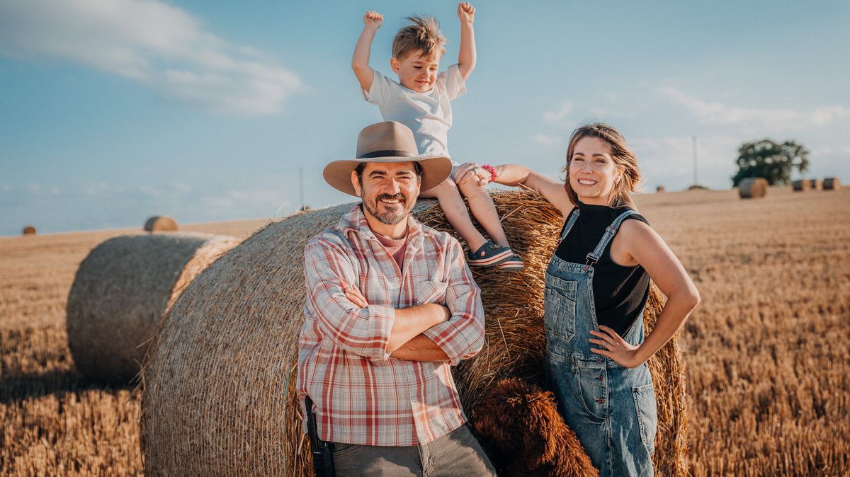 Reality show se slepicemi, ovcemi a motorovou pilou. Vítejte na Farmě Vojty Kotka