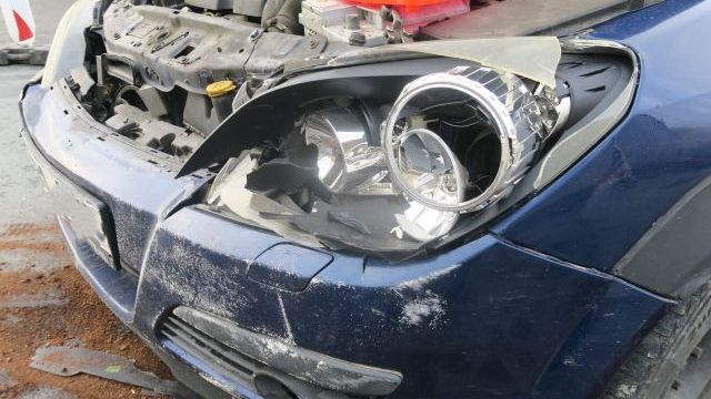 Mladá řidička dostala na Přerovsku na mokré vozovce smyk. Jízdu ukončil náraz do domu