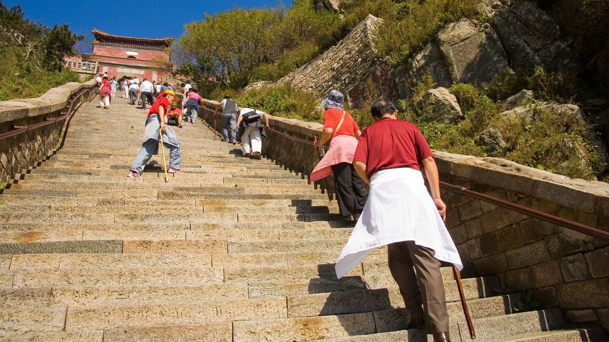 Nač trénovat? Čínští turisté vyrážejí na náročnou horu s pomocí robotických nohou