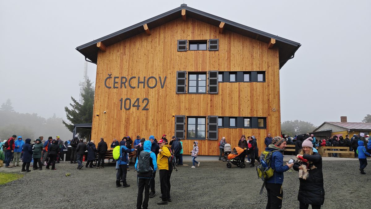 Stovky zvědavců dorazily na Čerchov kvůli nové chatě. Nabízí ubytování i restauraci 