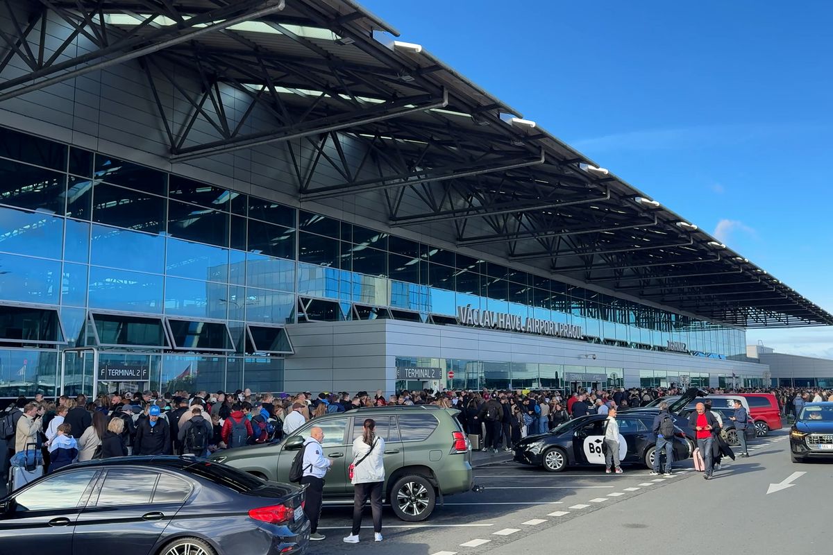 Evakuace na pražském letišti. Cestující poškodil omylem tlačítko