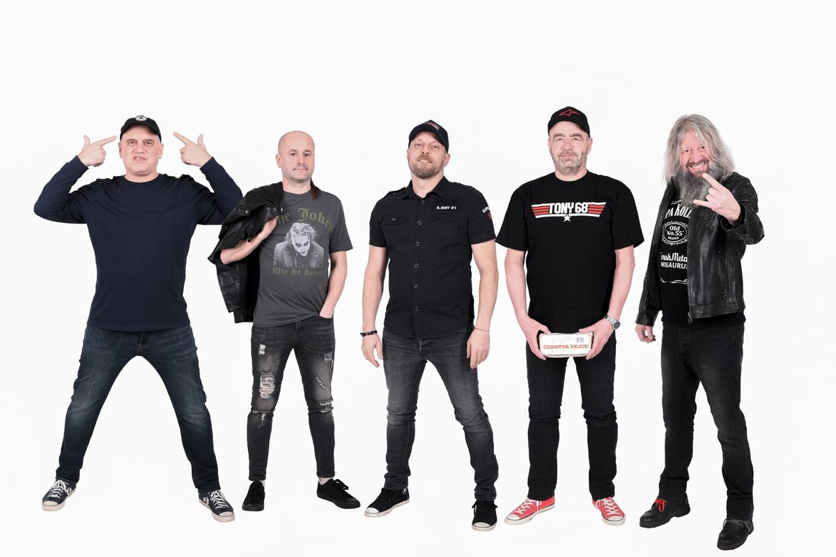 Není snadné zahrát jednoduchou píseň, která má smysl, říká Tonda Rauer z kapely Harlej