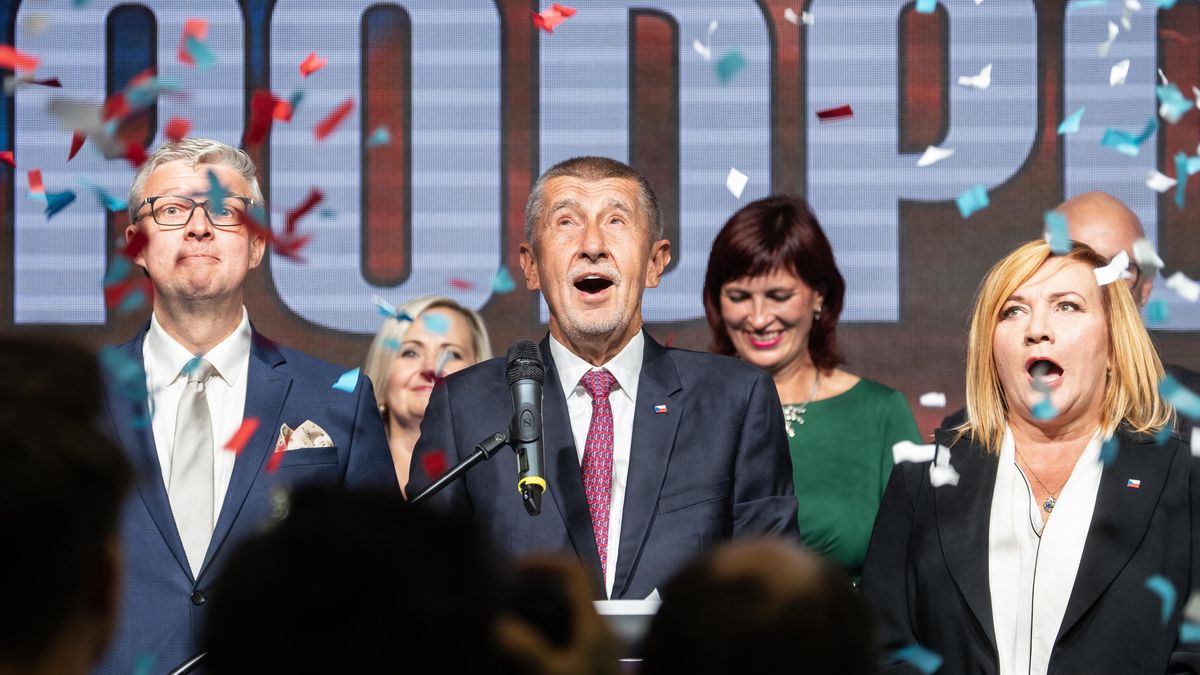 „To bude proto, že tě miluji,“ zpívali noví poslanci italsky Babišovi