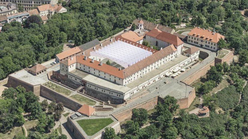 Velké nádvoří Špilberku získá zastřešení, které ochrání téměř tisíc diváků