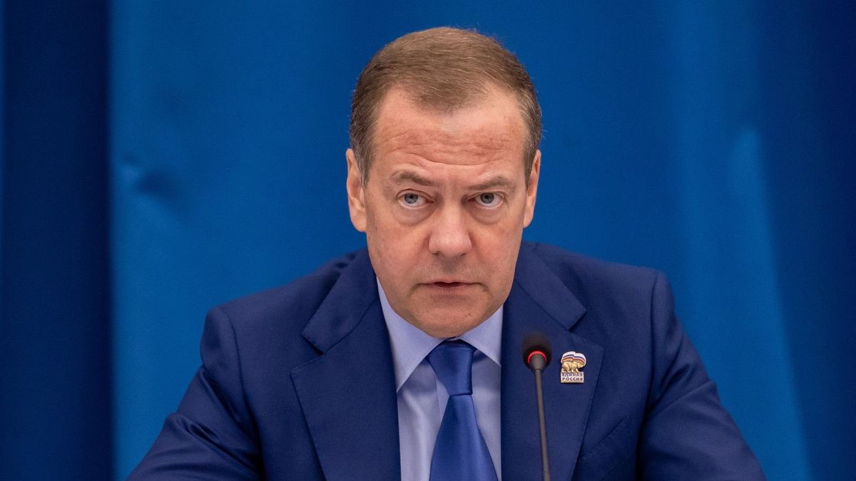 Medvěděv k incidentům s drony: Může je vypouštět kdokoli, hlavní je, aby se Evropané podělali strachy