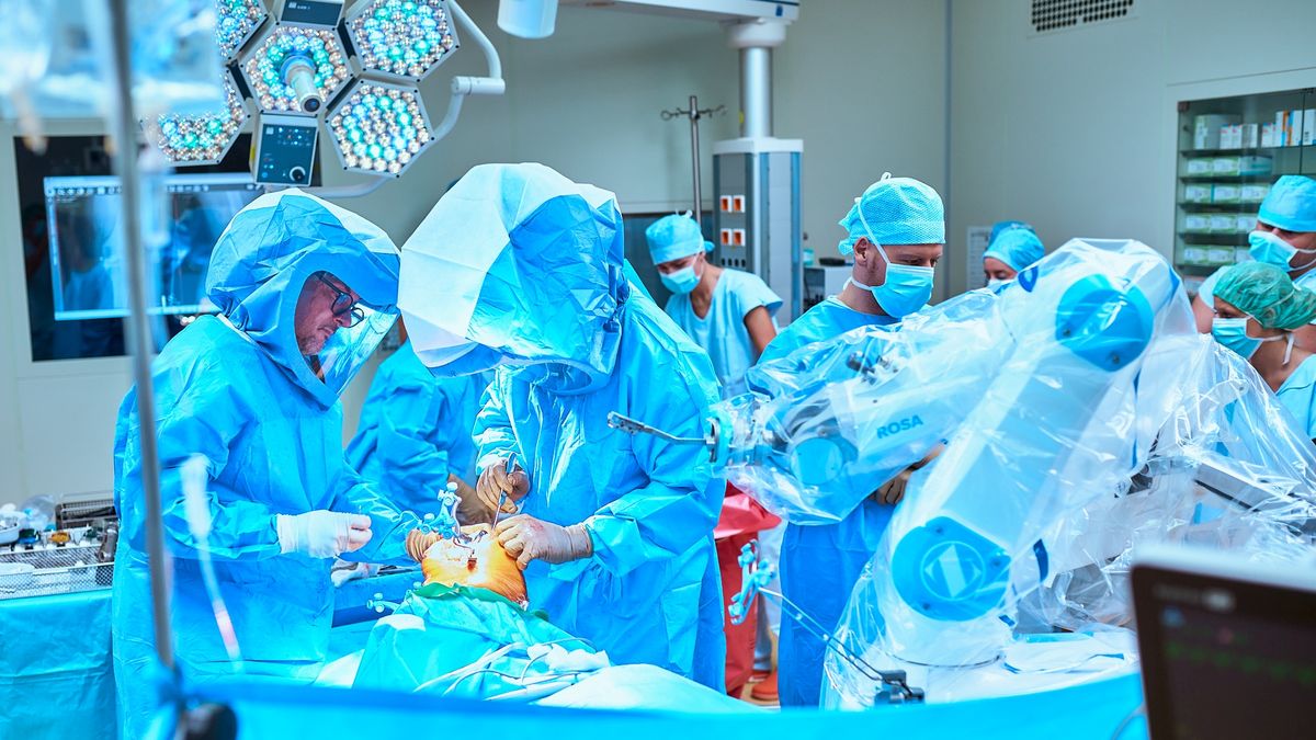 Roboti se dále šíří nemocnicemi, operují kolena i nádory