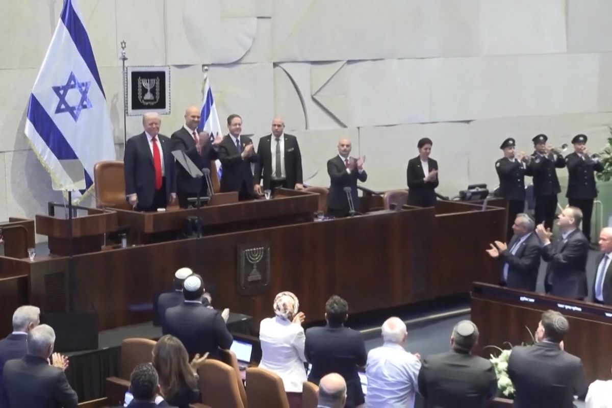 Tohle není jen konec války, prohlásil Trump v Knesetu. Vyzval také k milosti pro Netanjahua