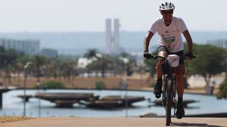 Tisíce kilometrů pro klima. Aktivisté dorazí na summit COP30 na kolech
