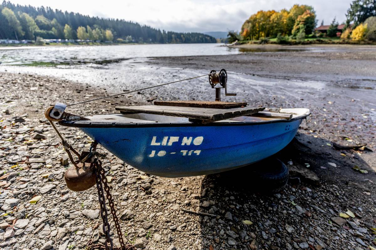 Černá zátoka u Frymburku. Lodě jsou připoutány řetězy daleko od hladiny.