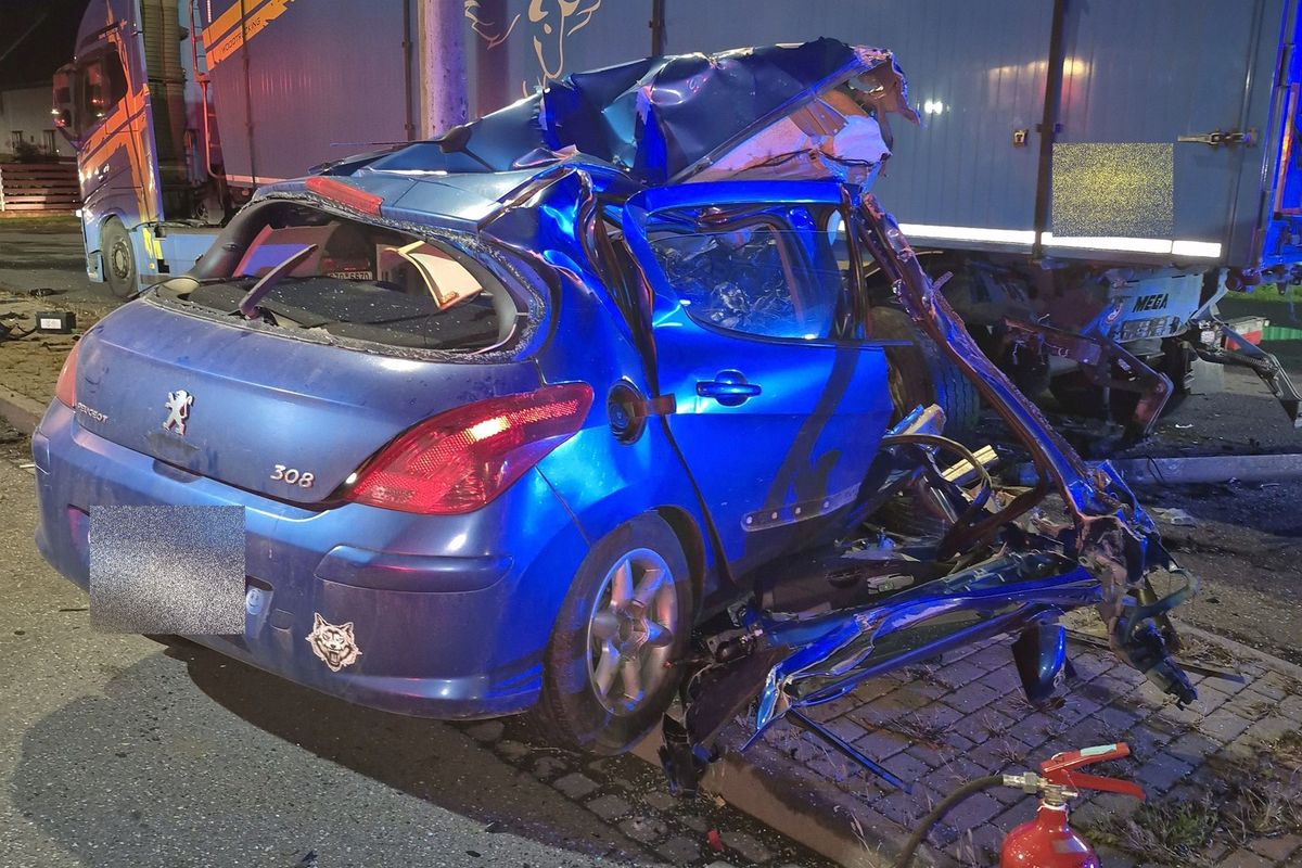 Mladý řidič narazil na Vsetínsku do zaparkovaného náklaďáku. Zemřel po transportu do nemocnice