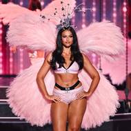 Devyn Garcia s korunkou i křídly.