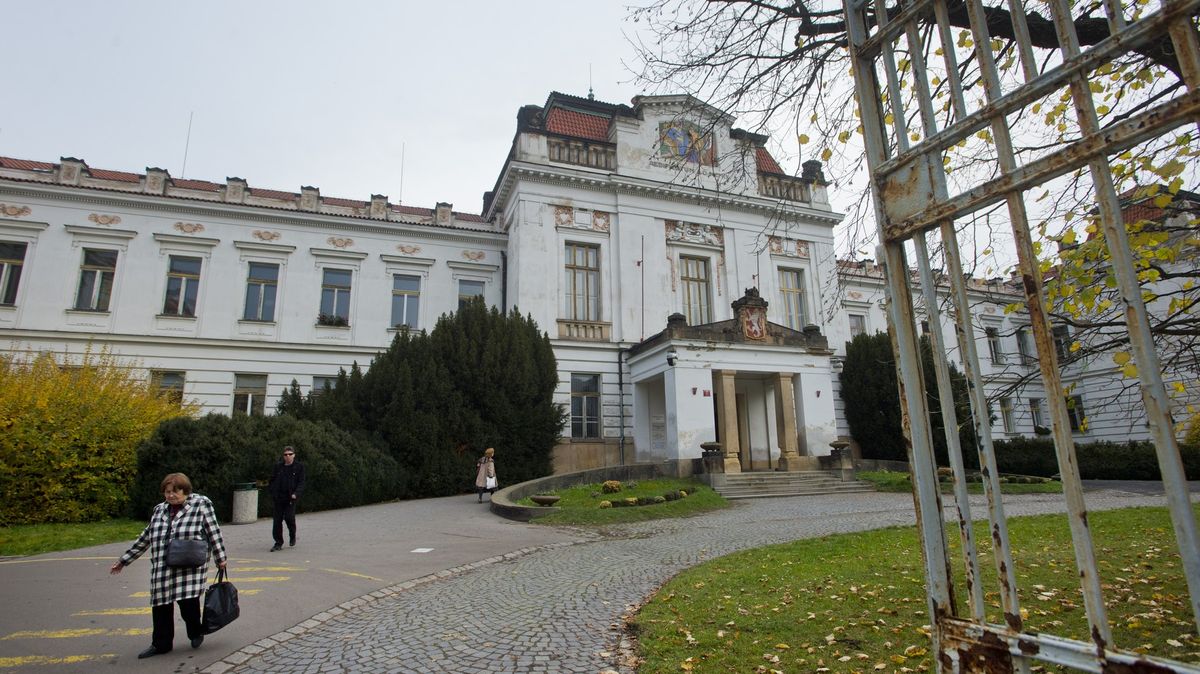 Vycházky patří k léčbě, uvedla nemocnice Bohnice k útěku vraha. Místní ale mají strach