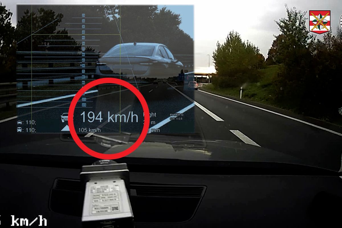 Cizinec prosvištěl v superbu rychlostí 194 km/h kolem policie na dálnici u Vyškova