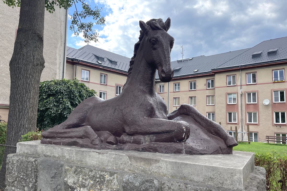 Oblíbené sochy hříbat v Trutnově budou zničeny, nahradí je kopie z bronzu