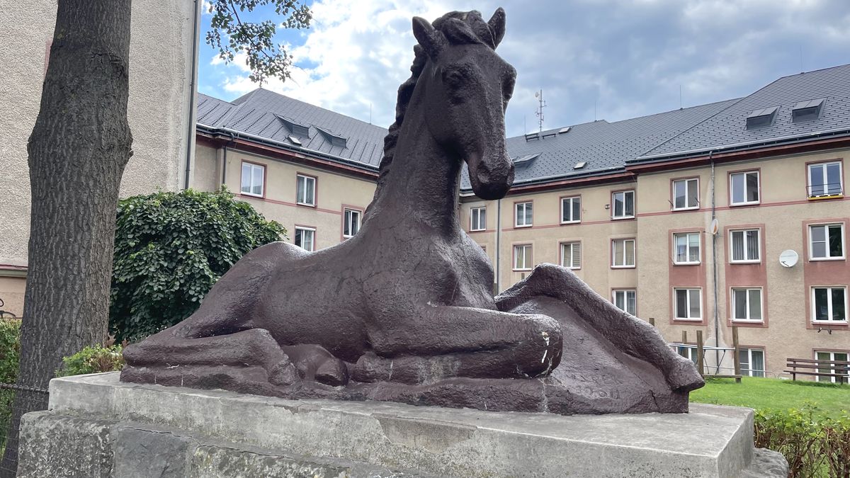 Oblíbené sochy hříbat v Trutnově budou zničeny, nahradí je kopie z bronzu
