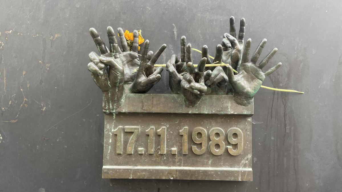 U nás 17. listopadu svátek bude. Část firem na Slovensku se podle Fica a spol. řídit nemíní