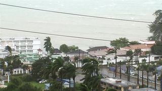 Jamajku zasáhla bouře století. Hurikán Melissa provází i mimořádně silné poryvy větru 