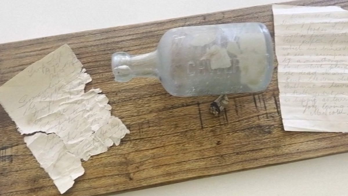 Cestou na bojiště první světové války hodili do vln veselé vzkazy v lahvi, moře je vydalo po 109 letech