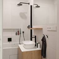 V omezeném prostoru koupelny zvolili architekti kompromisní řešení mezi vanou a sprchovým koutem.