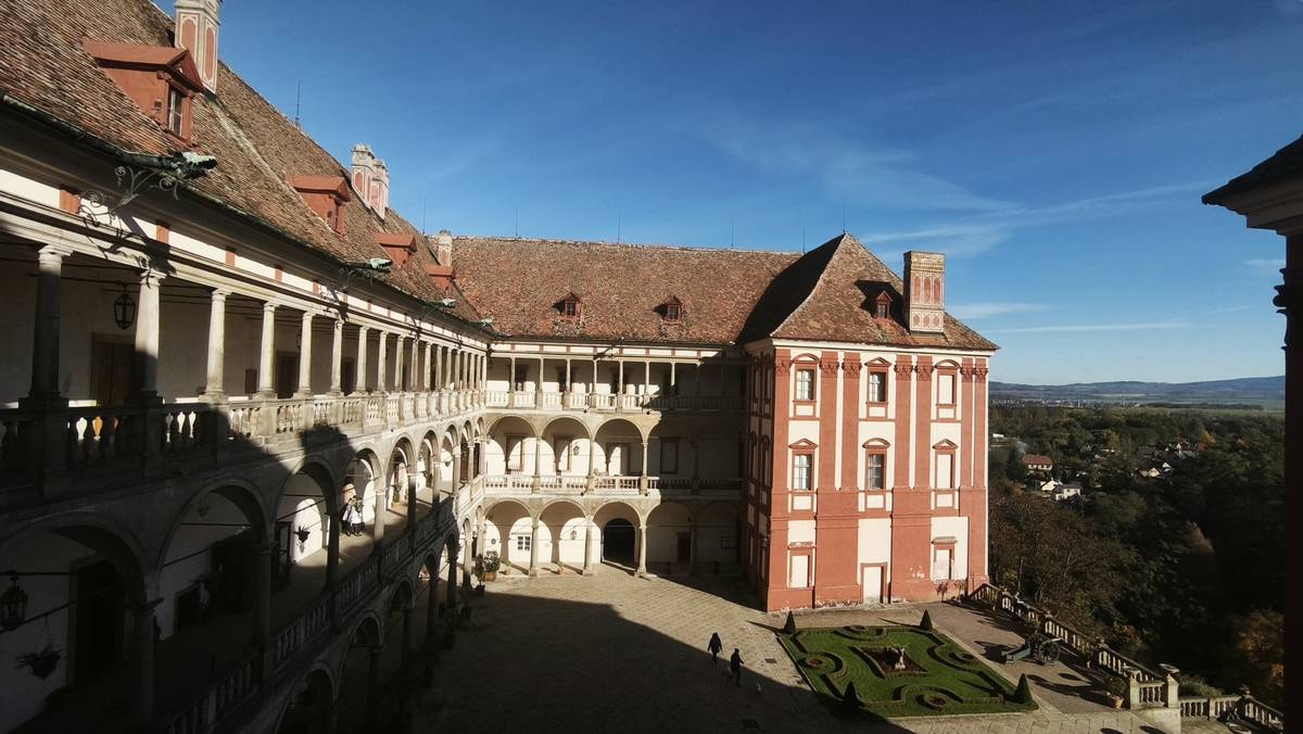 Pro zámek je typické nádvoří s arkádami.