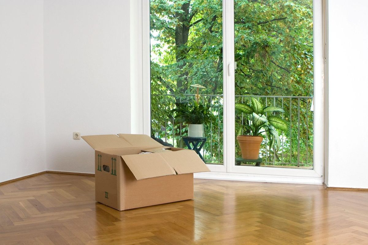 Američanka se odstěhovala s novým mužem a opustila 12letého syna. Po návratu ze školy našel prázdný byt