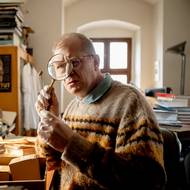 V únoru půjde do českých kin další komedie, v níž Martin Pechlát hraje. Když se zhasne (2026) představuje muže, jenž má za úkol svést manželku svého kamaráda.