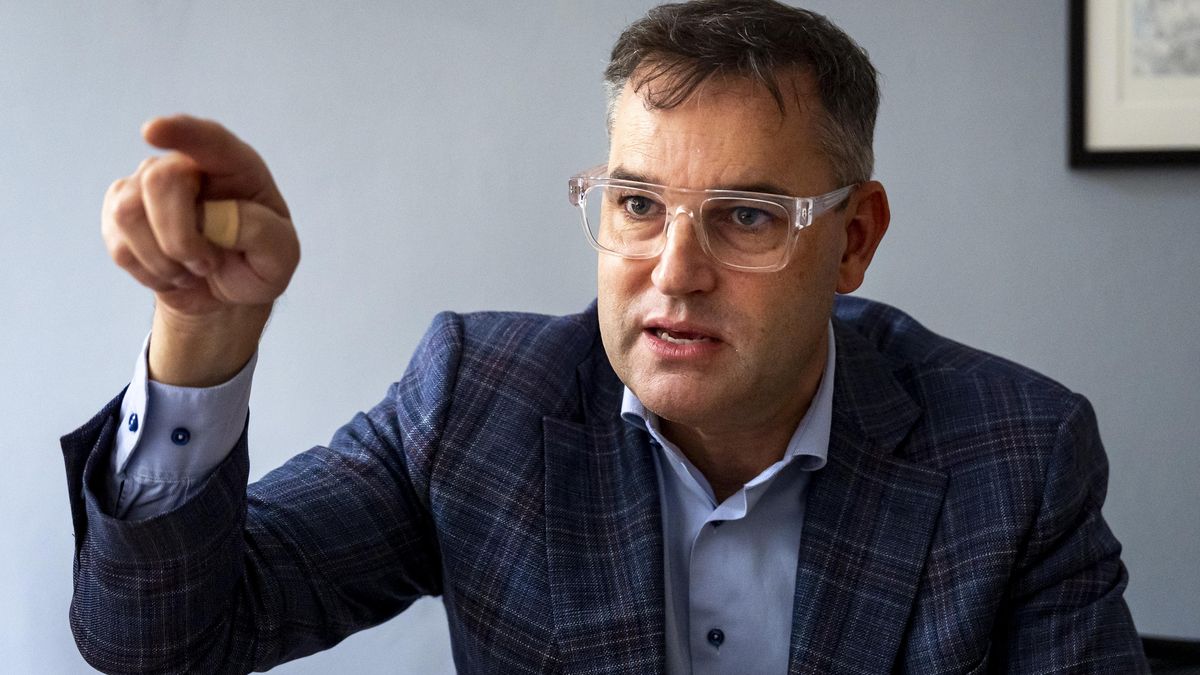 Rozpočet ani nepředstírá soulad se zákonem, kritizuje Hampl. Schillerová to odmítá