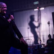 Gavin Friday hrál hlavně songy z nového sólového alba. 