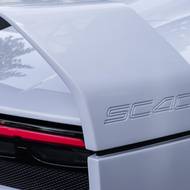 I zadní pevný spoiler je retro prvkem.