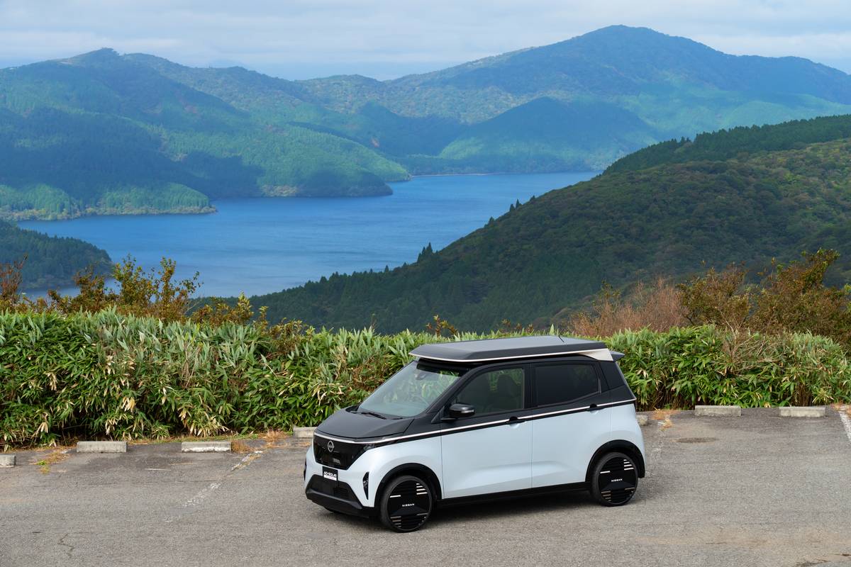 Solární nabíječka byla navržena tak, aby ladila s vozem a nezhoršovala jeho aerodynamiku.