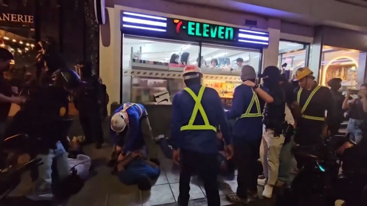 Thajští policisté přestrojení za stavební dělníky zatkli devět drogových dealerů