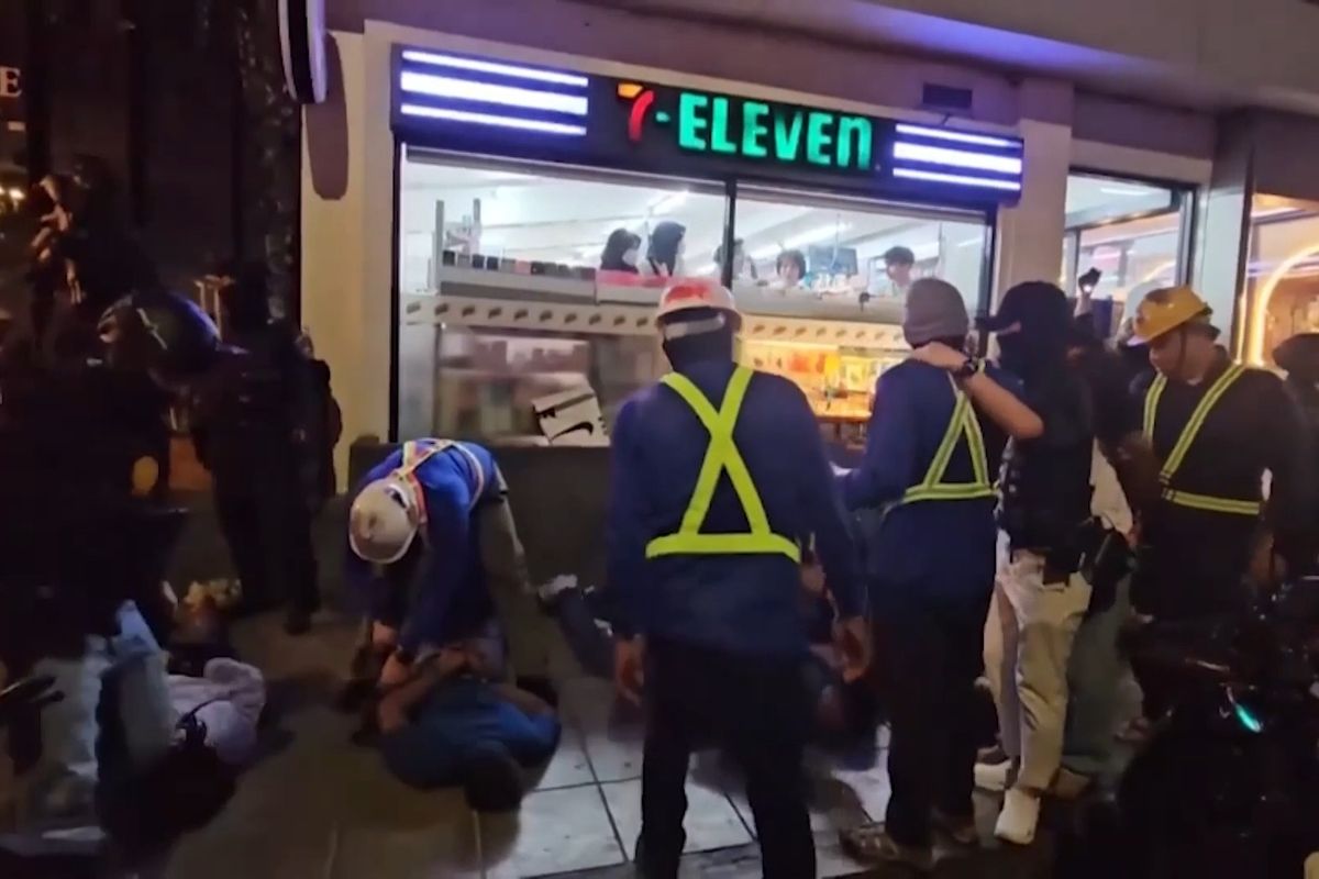 Thajští policisté přestrojení za stavební dělníky zatkli devět drogových dealerů