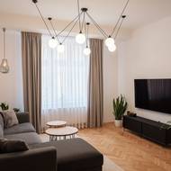 Obývací pokoj si majitelé přáli zařídit tak, aby sloužil především k odpočinku.