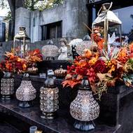 Nejnazdobenější pomníky jsou blízko hlavního vchodu na Olšanské hřbitovy.