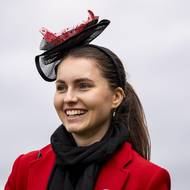 Klobouk si žádá i vhodné oblečení.