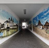 Galerie v průchodu v Bystřici nad Pernštejnem zahrnuje muraly deseti atrakcí z města a okolí, například kostel sv. Václava ve Zvoli nebo roubenky v centru Eden. 