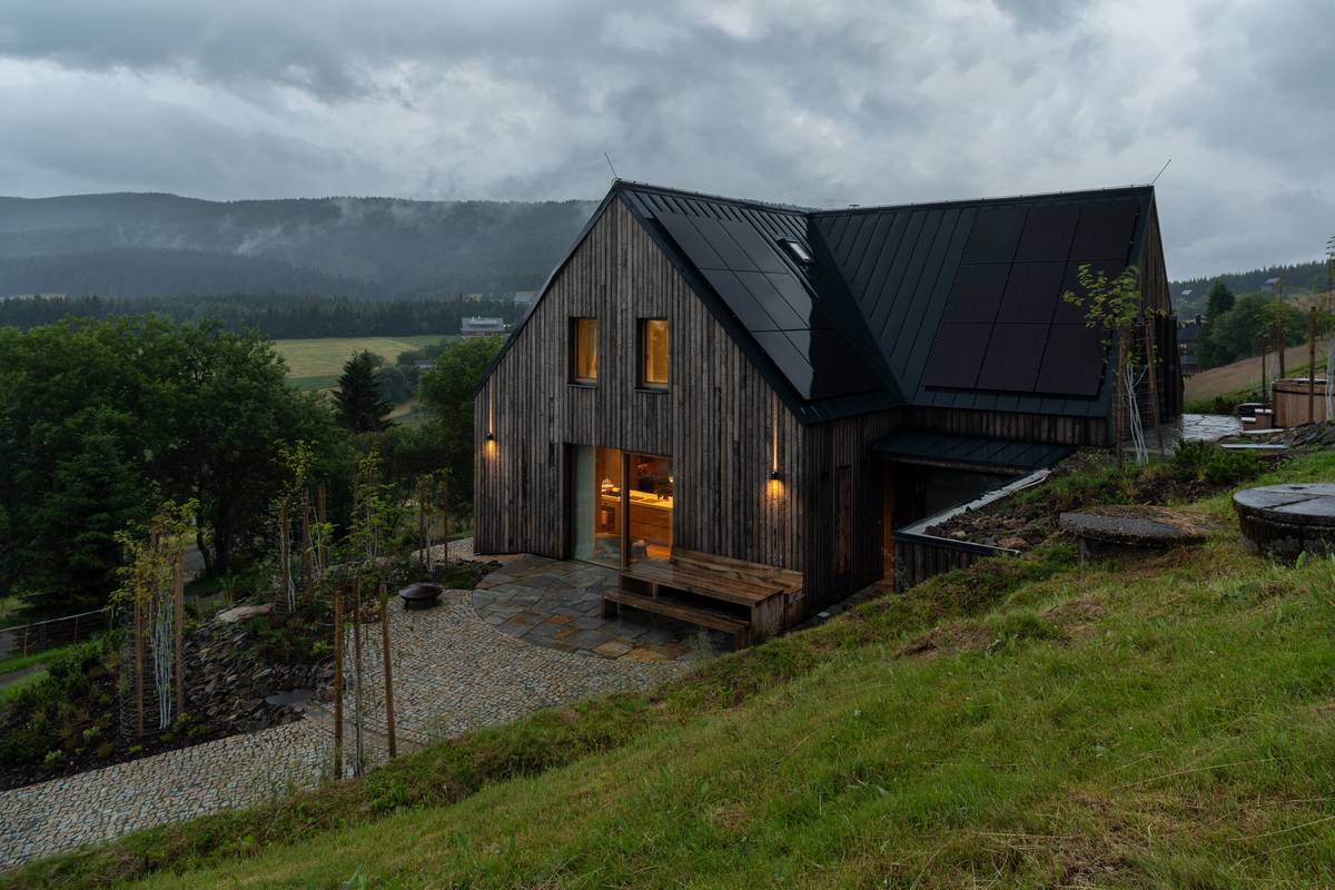 Fotovoltaické panely jsou umístěné jen na straně odvrácené do údolí a i zde působí velice nenápadně.