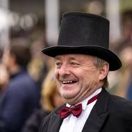 Zahanbit se nenechali ani někteří muži.