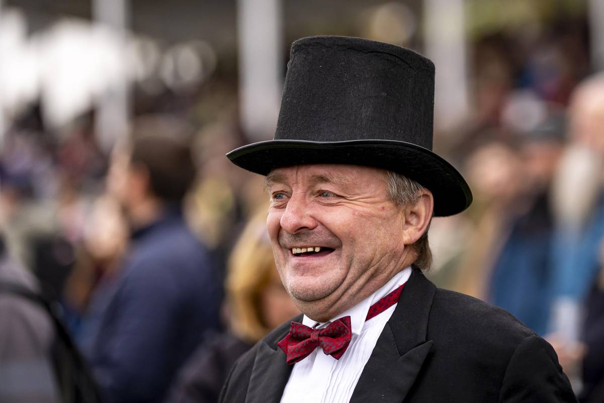 Zahanbit se nenechali ani někteří muži.