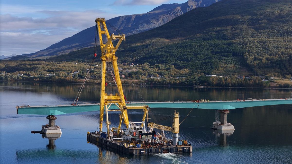 Za polárním kruhem roste most z Česka. Časosběr ukazuje instalaci obřích segmentů