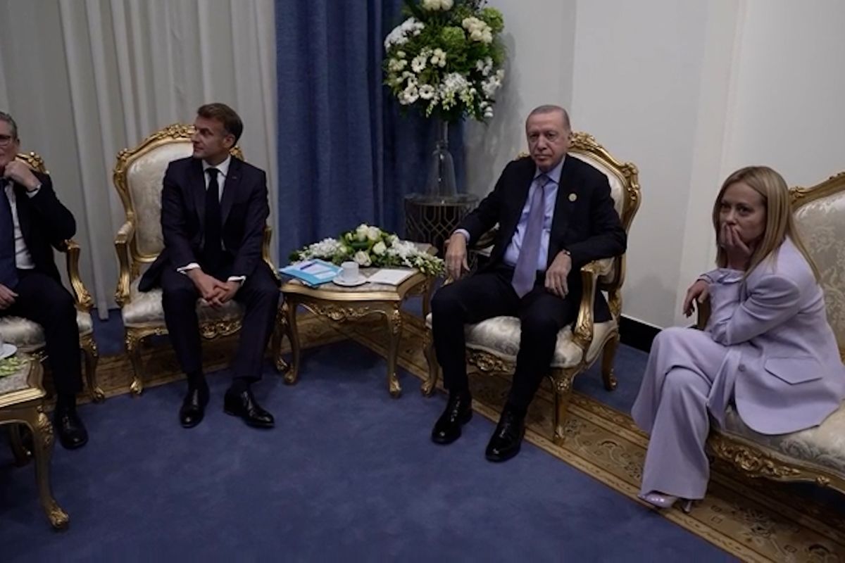 Erdogan hučel do Meloniové, ať přestane kouřit. Nerada bych pak někoho zabila, setřela ho