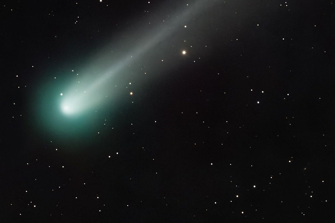 Na denním nebi by mohla v dubnu zářit kometa. Pokud přežije průlet kolem Slunce