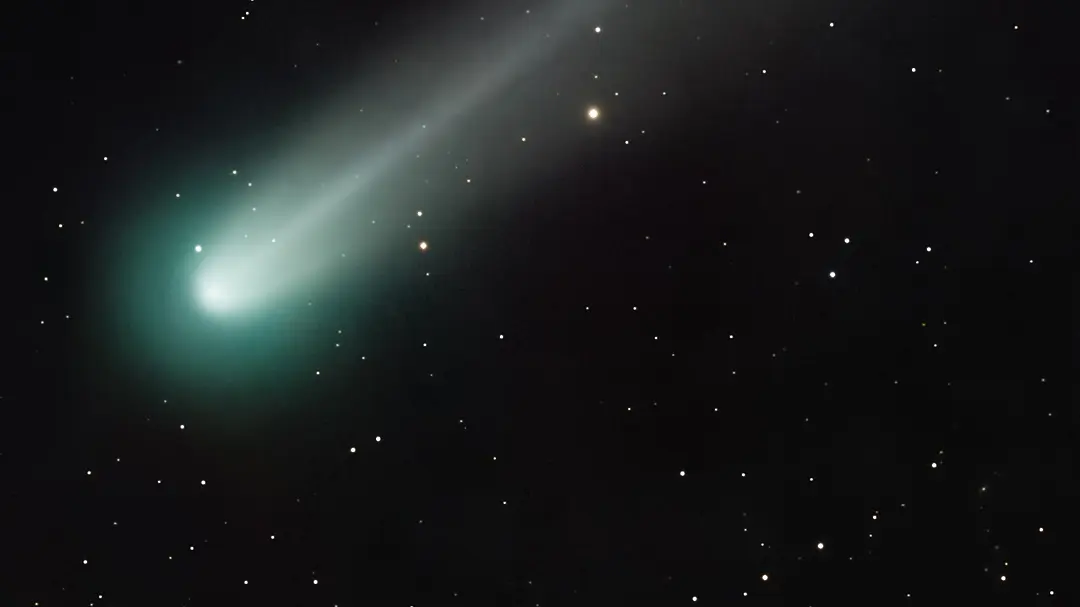 Na denním nebi by mohla v dubnu zářit kometa. Pokud přežije průlet kolem Slunce