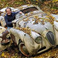 Jde o zvláštní projekt sběratele Michaela Frölicha. Ten v roce 2000, v rok svých padesátin, koupil 50 aut stejně starých jako on. Umístil je do svého soukromého lesa a nechal je svému osudu. Mezi auty je i Jaguar XK120.