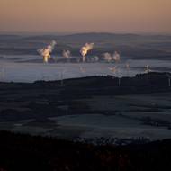 Při podzimním východu slunce dokáže vypadat kouzelně i kontroverzní důl a elektrárna Turów.