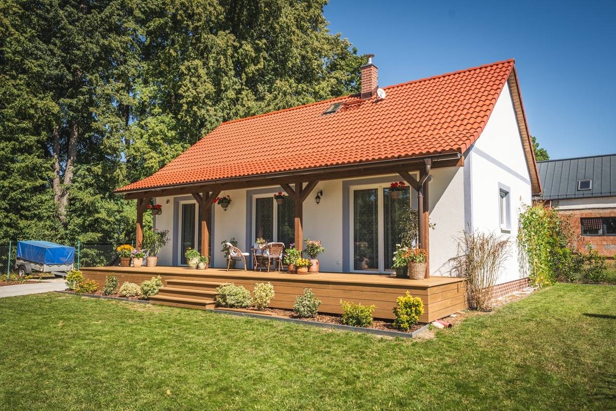 Kdyby shromažďovali dešťovou vodu na pozemku, vybudovali by si závlahový systém, aby jim v létě neschnul trávník.