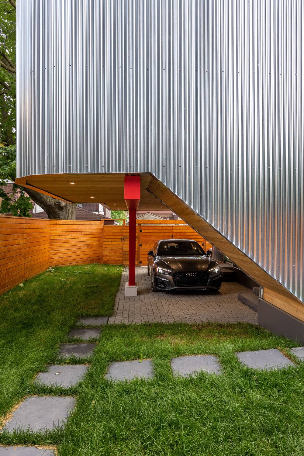 Majitelé ke stavbě domku chytře využili prostor, který je na úrovni terénu už tak jako tak blokovaný stáním pro vůz.