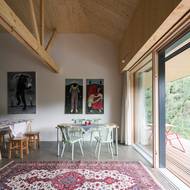 Interiér je kreativně zařízený.