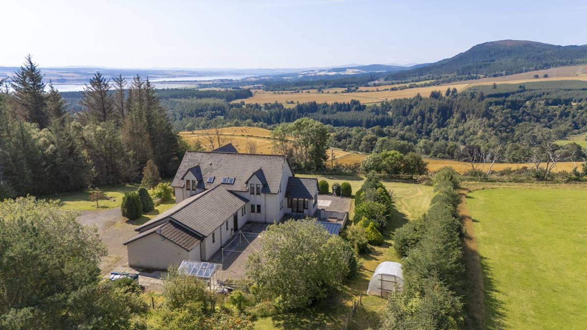 Výhledy na Skotskou Vysočinu, jež se nabízejí z domu a vlastně celého pozemku, na němž stojí, jsou překrásné. 